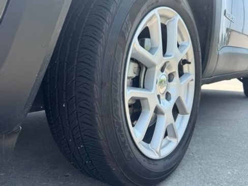 Used 2020 Jeep Renegade Latitude AWD/4WD image 15