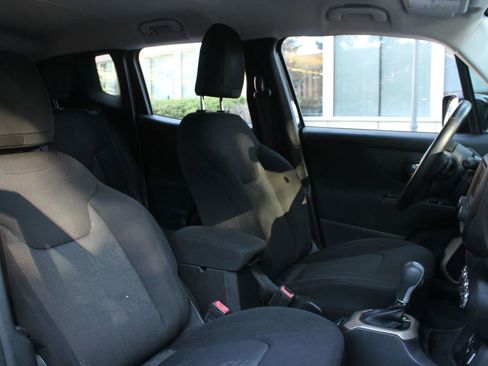 Used 2017 Jeep Renegade Latitude FWD image 25