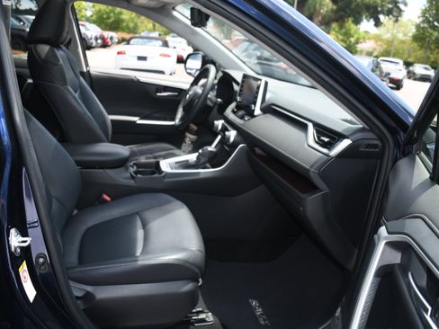 Used 2019 Toyota RAV4 Limited FWD image 22