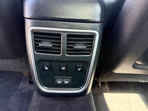 Used 2016 Chrysler 300 C RWD image 19