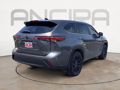 Used 2023 Toyota Highlander LE FWD image 13