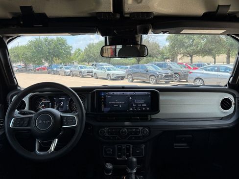 Used 2025 Jeep Wrangler Unlimited Sahara AWD/4WD image 34