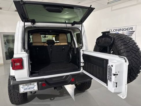 Used 2018 Jeep Wrangler Unlimited Sahara image 10