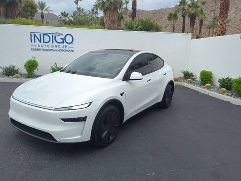 Used 2026 Tesla Model Y Long Range AWD/4WD image 1