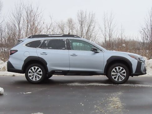 Used 2024 Subaru Outback Premium image 2