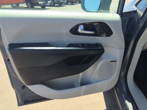 Used 2022 Chrysler Pacifica Limited FWD image 11