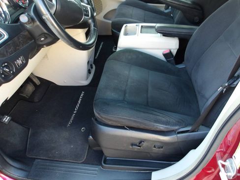 Used 2011 Chrysler Town & Country Touring FWD image 6