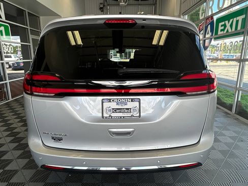 Used 2024 Chrysler Pacifica Touring-L FWD image 5
