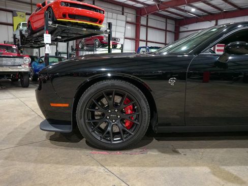 Used 2016 Dodge Challenger SRT Hellcat RWD image 3