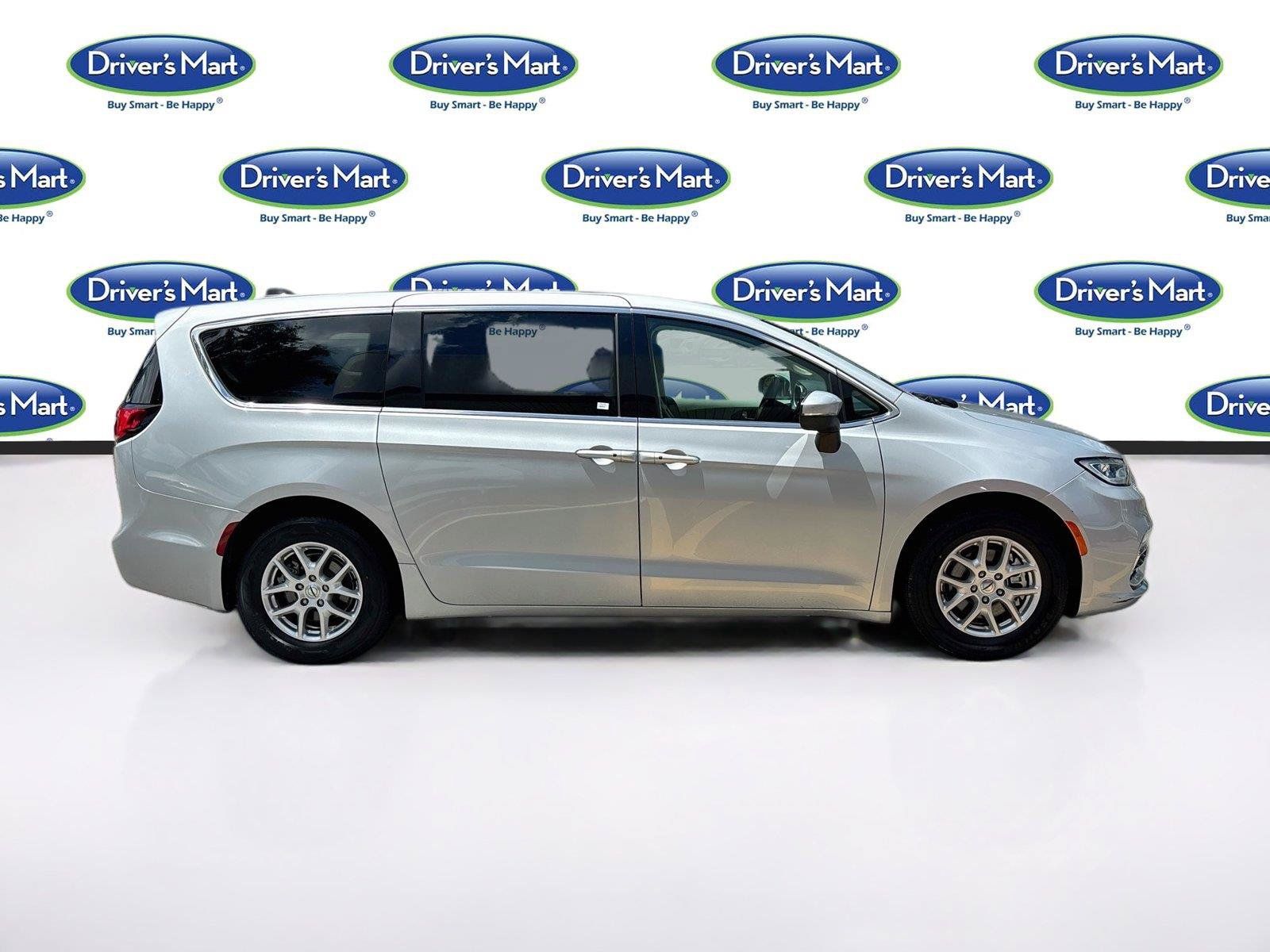 Used 2023 Chrysler Pacifica Touring-L FWD image 8
