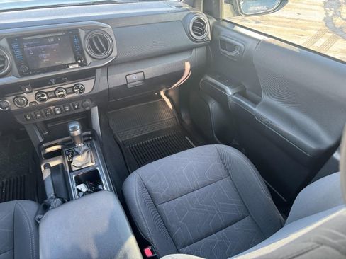 Used 2018 Toyota Tacoma TRD Sport w/ Technology Package image 14