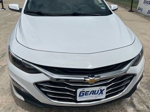 Used 2025 Chevrolet Malibu LT FWD image 2