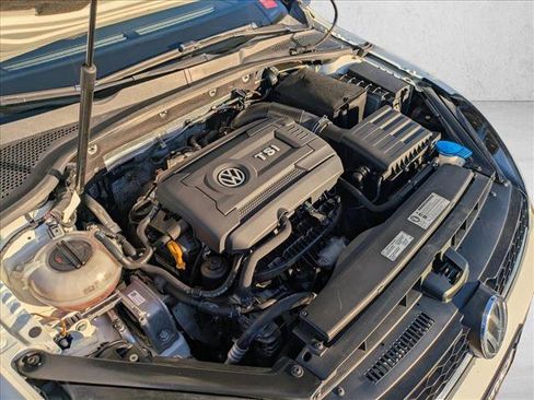 Used 2017 Volkswagen Golf SE image 24