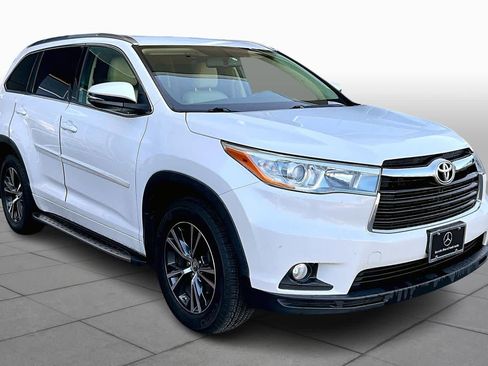 Used 2016 Toyota Highlander XLE image 2