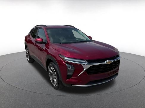 Used 2025 Chevrolet Trax LT w/ LT Convenience Package FWD image 3