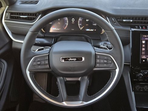 New 2025 Jeep Grand Cherokee Laredo w/ Luxury Tech Group I image 21