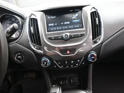 Used 2017 Chevrolet Cruze LT w/ Convenience Package FWD image 10