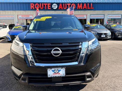 Used 2024 Nissan Pathfinder SV FWD image 3
