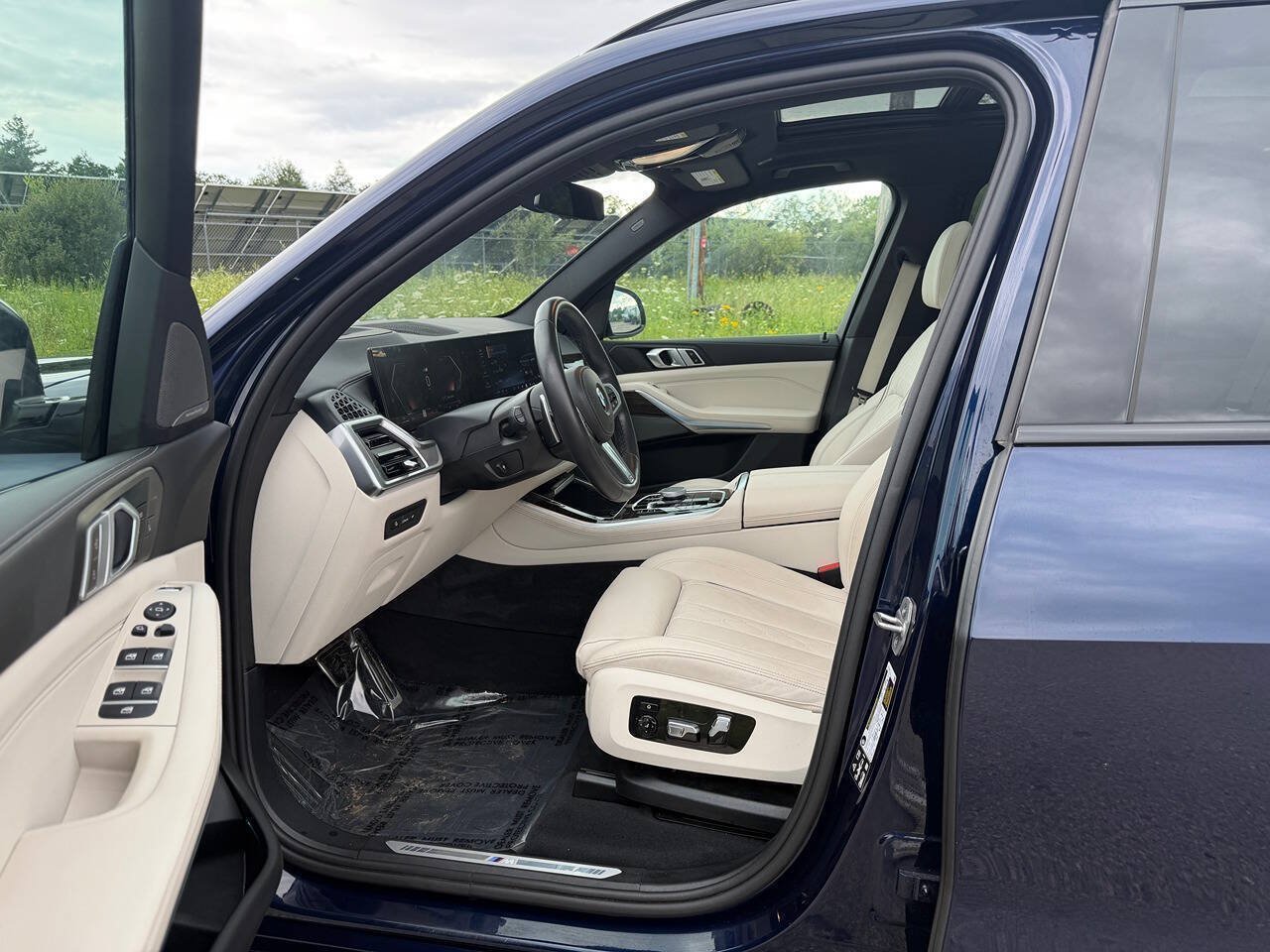 Used 2025 BMW X5 xDrive40i w/ M Sport Package AWD/4WD image 10