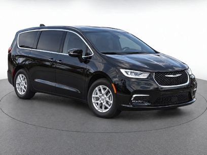 Used 2025 Chrysler Pacifica Select