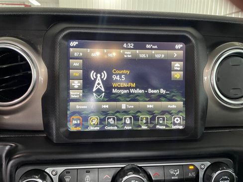 Used 2020 Jeep Gladiator Overland AWD/4WD image 13