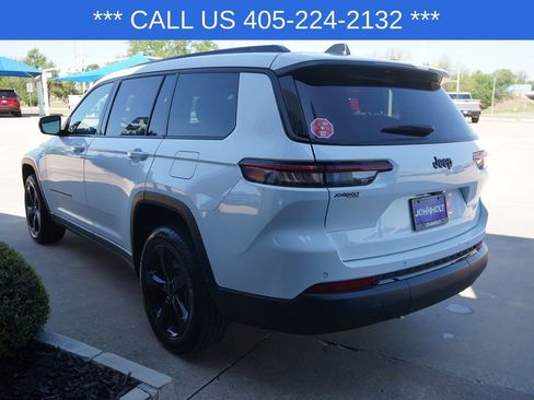 Used 2023 Jeep Grand Cherokee L Laredo image 11