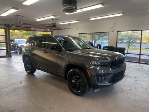 New 2025 Jeep Grand Cherokee Altitude image 1