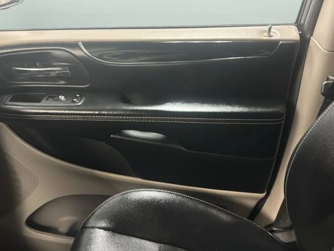 Used 2019 Dodge Grand Caravan SXT FWD image 16