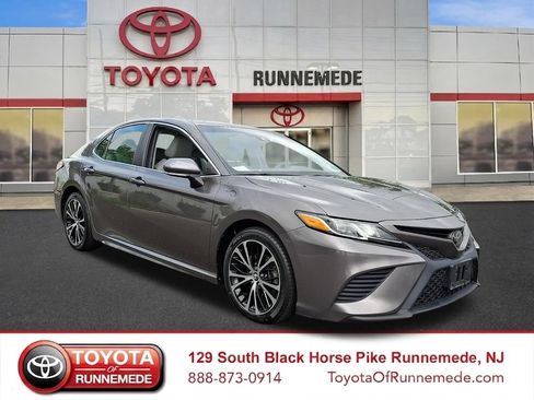 Used 2018 Toyota Camry SE w/ Convenience Package FWD image 1