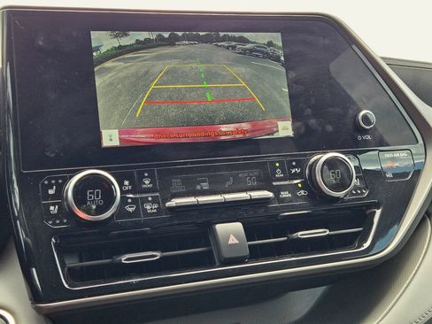 Used 2023 Toyota Highlander Limited FWD image 29