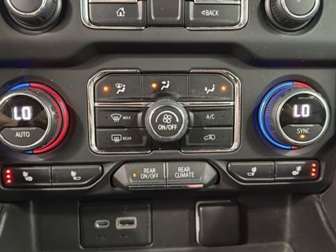 Used 2022 Chevrolet Suburban LT w/ Luxury Package image 11