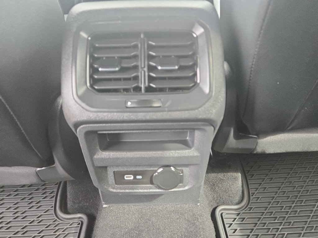 Used 2023 Volkswagen Tiguan SE R-Line FWD image 15