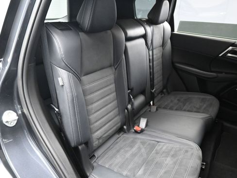 Used 2025 Mitsubishi Outlander AWD image 13