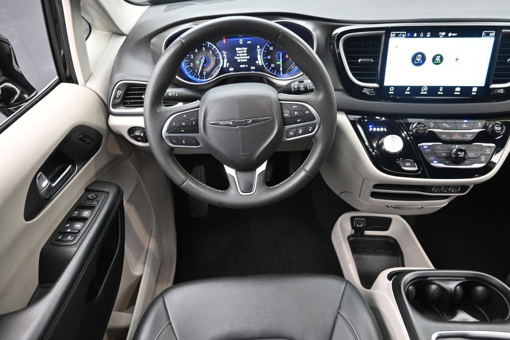 Used 2024 Chrysler Pacifica Touring-L FWD image 16