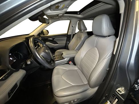 Used 2021 Toyota Highlander XLE AWD/4WD image 9