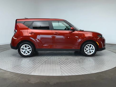 Used 2025 Kia Soul LX w/ LX Technology Package FWD image 9