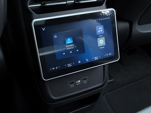 Used 2024 VinFast VF 9 Plus image 22