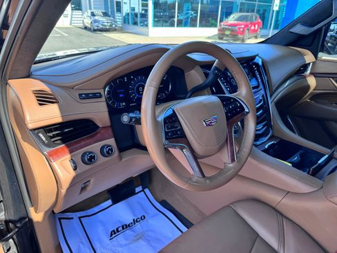 Used 2017 Cadillac Escalade Platinum AWD/4WD image 9