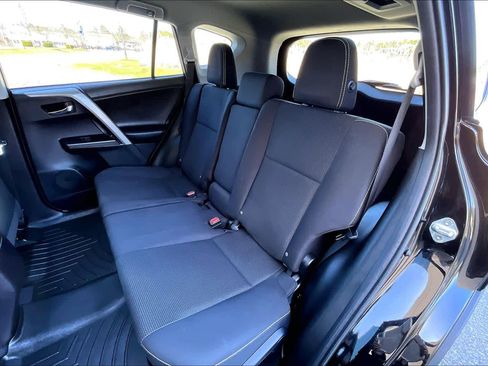 Used 2018 Toyota RAV4 XLE AWD/4WD image 21
