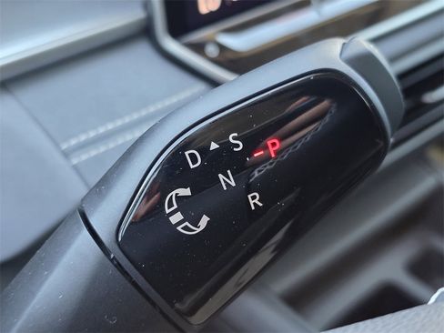 New 2025 Volkswagen Tiguan SE image 16