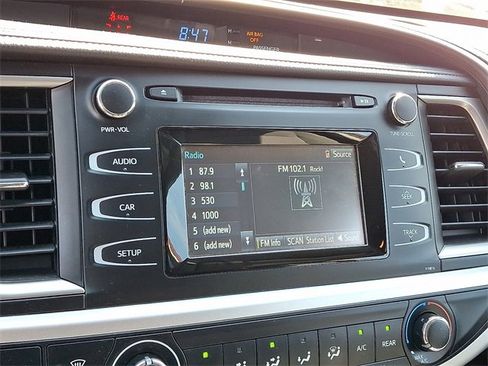 Used 2019 Toyota Highlander AWD V6 image 19