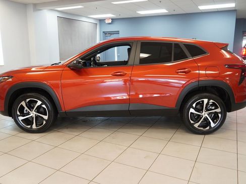 Used 2024 Chevrolet Trax RS FWD image 2