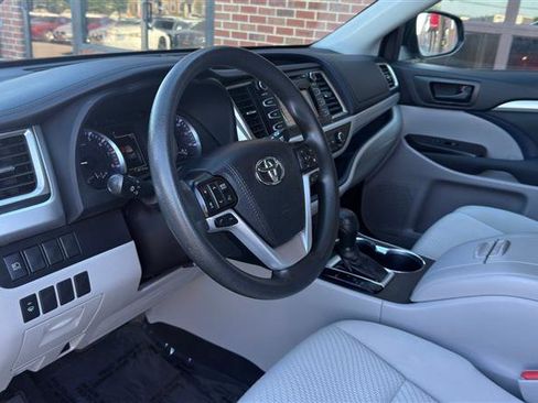 Used 2019 Toyota Highlander LE AWD/4WD image 30