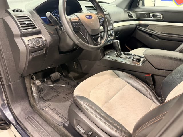 Used 2017 Ford Explorer XLT w/ Equipment Group 202A AWD/4WD image 22