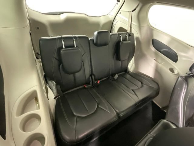 Used 2023 Chrysler Pacifica Touring-L FWD image 17