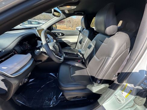 Used 2025 Jeep Compass Limited image 32