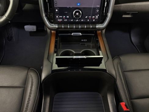 Used 2025 GMC Yukon XL Denali AWD/4WD image 15