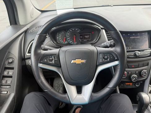 Used 2022 Chevrolet Trax LT w/ LT Convenience Package image 5