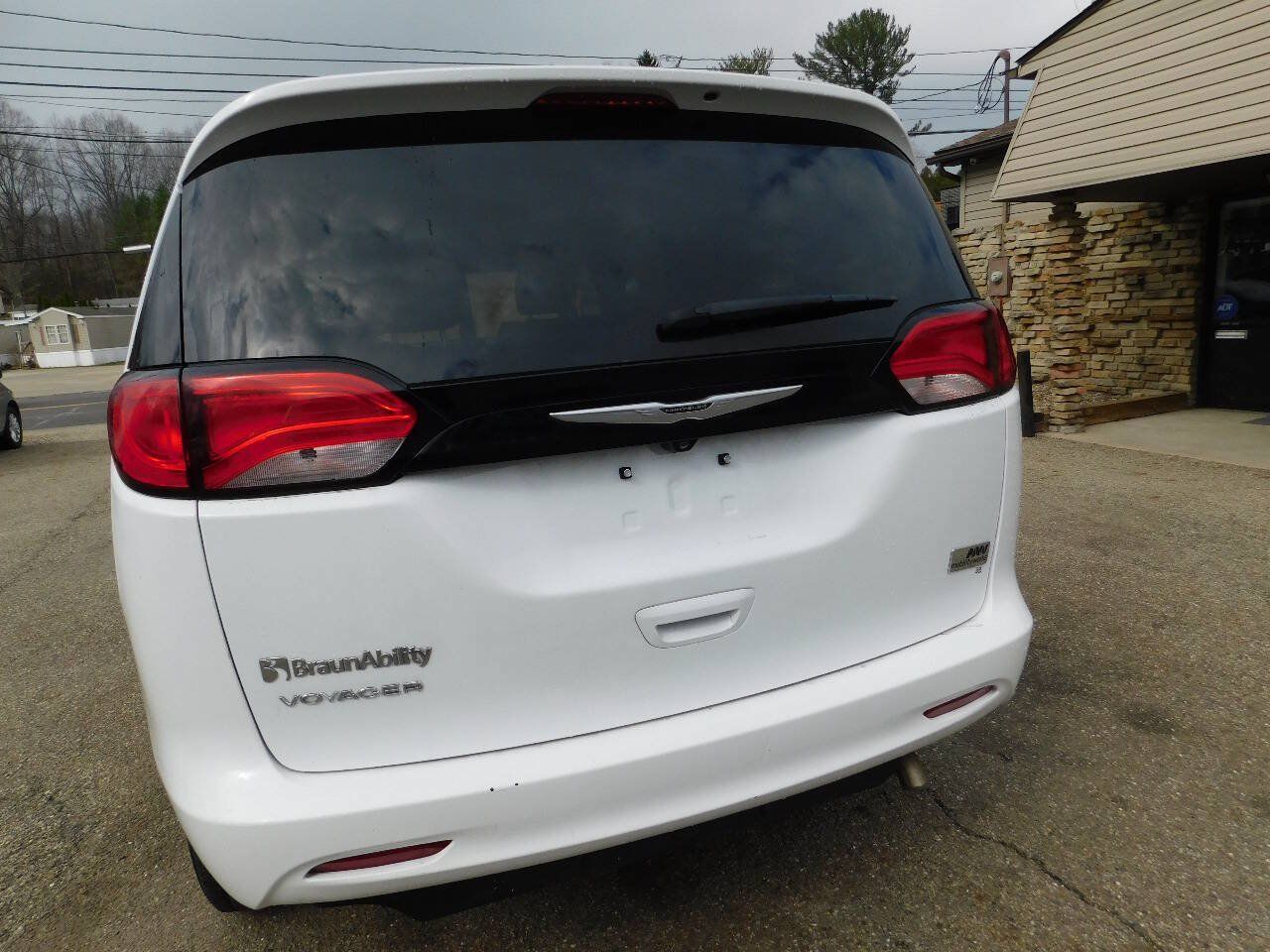 Used 2022 Chrysler Voyager LX FWD image 14