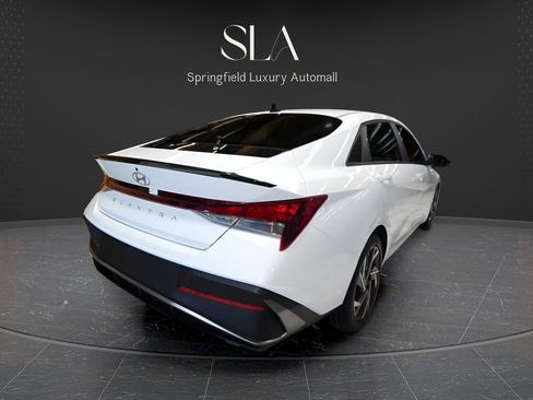 Used 2025 Hyundai Elantra SE image 3